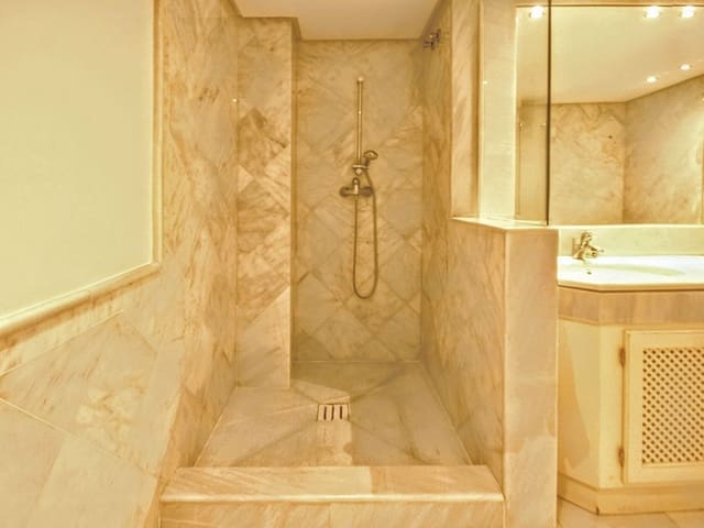 2 quarto Penthouse para venda em Elviria, Marbella com piscina garagem - 540 000 € (Ref: 9393798)