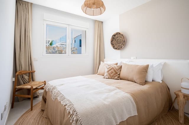 3 soveværelse Lejlighed til salg i Los Monteros, Marbella med swimmingpool garage - € 760.000 (Ref: 9399843)