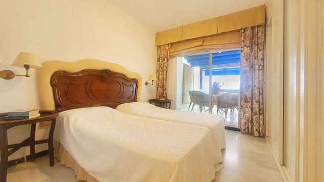 Apartamento de 2 habitaciones en Puerto Banus, Marbella en venta con piscina garaje - 799.000 € (Ref: 9438892)