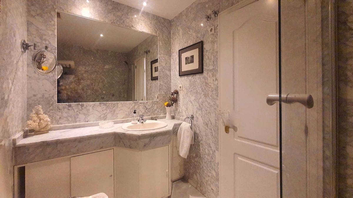 Apartamento de 2 habitaciones en Puerto Banus en venta con piscina garaje - 799.000 € (Ref: 9438892)