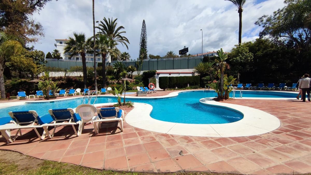 Apartamento de 2 habitaciones en Puerto Banus en venta con piscina garaje - 799.000 € (Ref: 9438892)