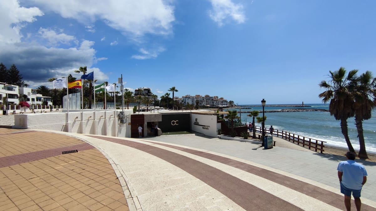 Apartamento de 2 habitaciones en Puerto Banus en venta con piscina garaje - 799.000 € (Ref: 9438892)