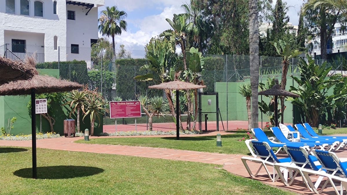 Apartamento de 2 habitaciones en Puerto Banus en venta con piscina garaje - 799.000 € (Ref: 9438892)