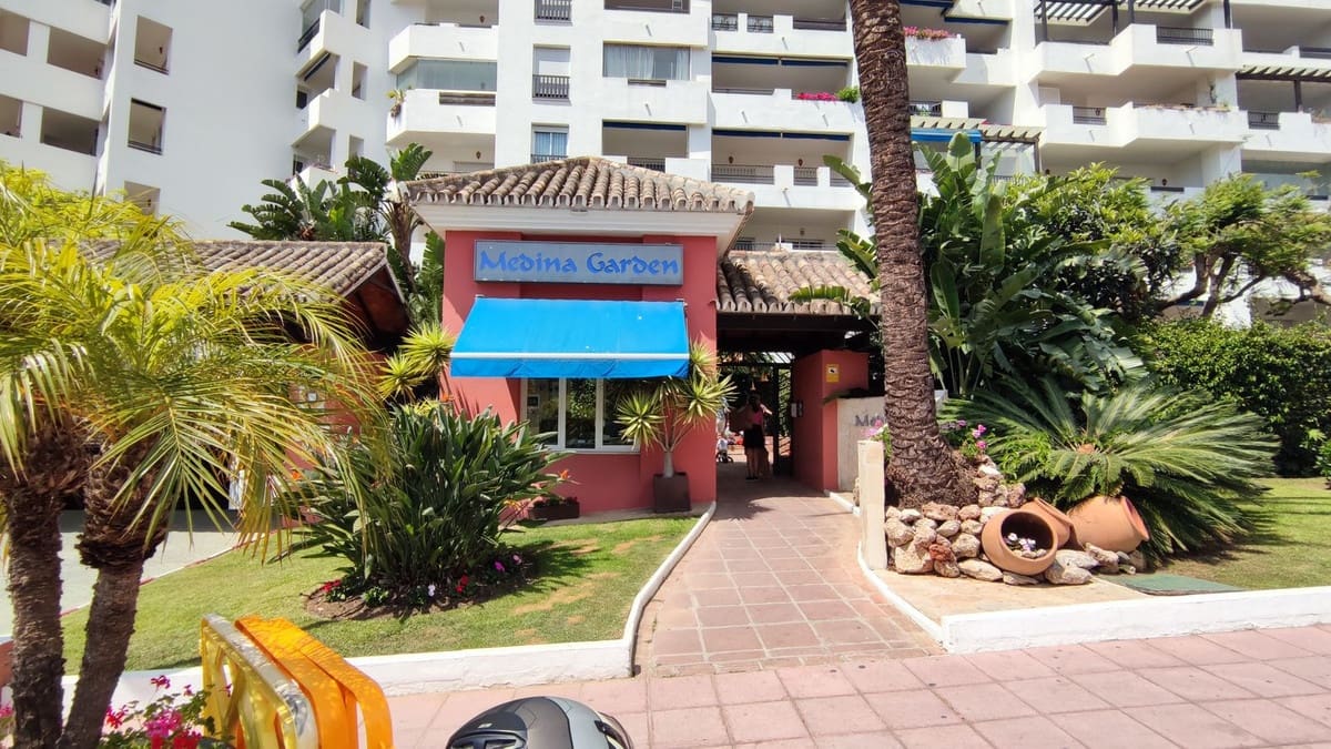 Apartamento de 2 habitaciones en Puerto Banus en venta con piscina garaje - 799.000 € (Ref: 9438892)