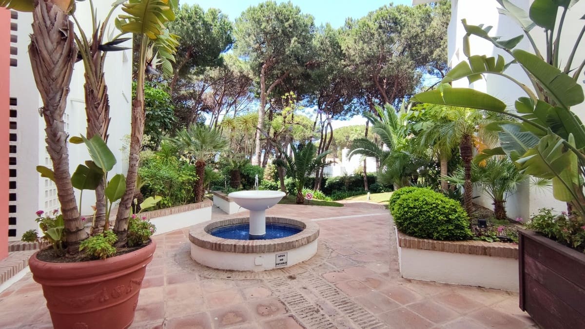 Apartamento de 2 habitaciones en Puerto Banus en venta con piscina garaje - 799.000 € (Ref: 9438892)