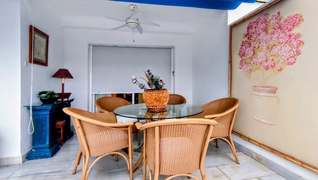 2 soveværelse Lejlighed til salg i Puerto Banus, Marbella med swimmingpool garage - € 749.000 (Ref: 9438892)