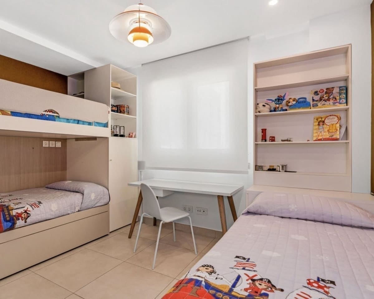 3 quarto Penthouse para venda em Los Monteros com piscina garagem - 695 000 € (Ref: 9481447)