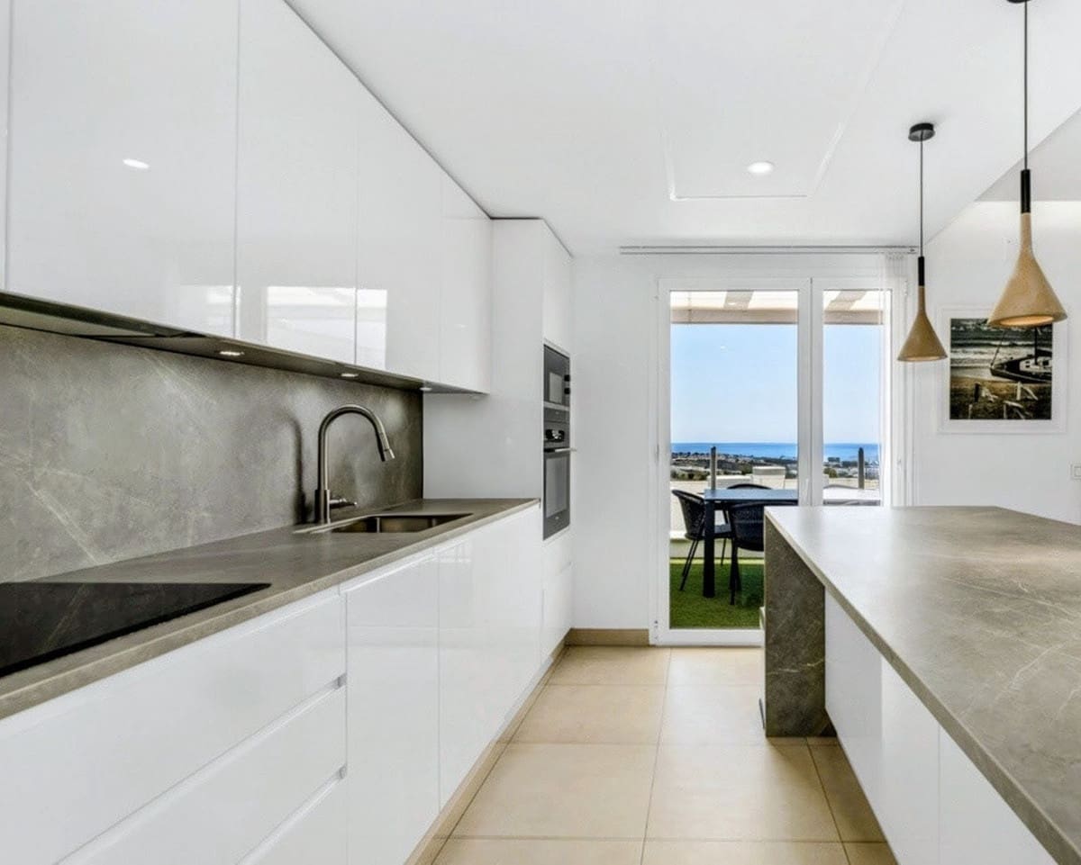 3 quarto Penthouse para venda em Los Monteros com piscina garagem - 695 000 € (Ref: 9481447)