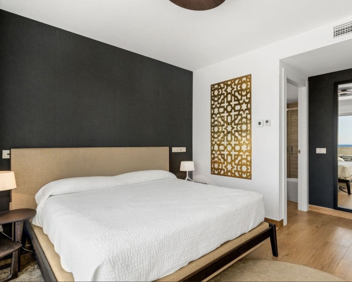 3 quarto Penthouse para venda em Los Monteros com piscina garagem - 695 000 € (Ref: 9481447)