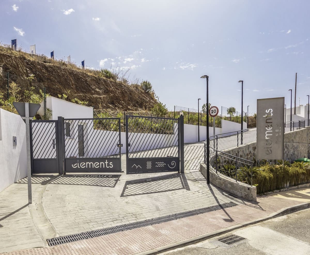 3 quarto Penthouse para venda em Los Monteros com piscina garagem - 695 000 € (Ref: 9481447)