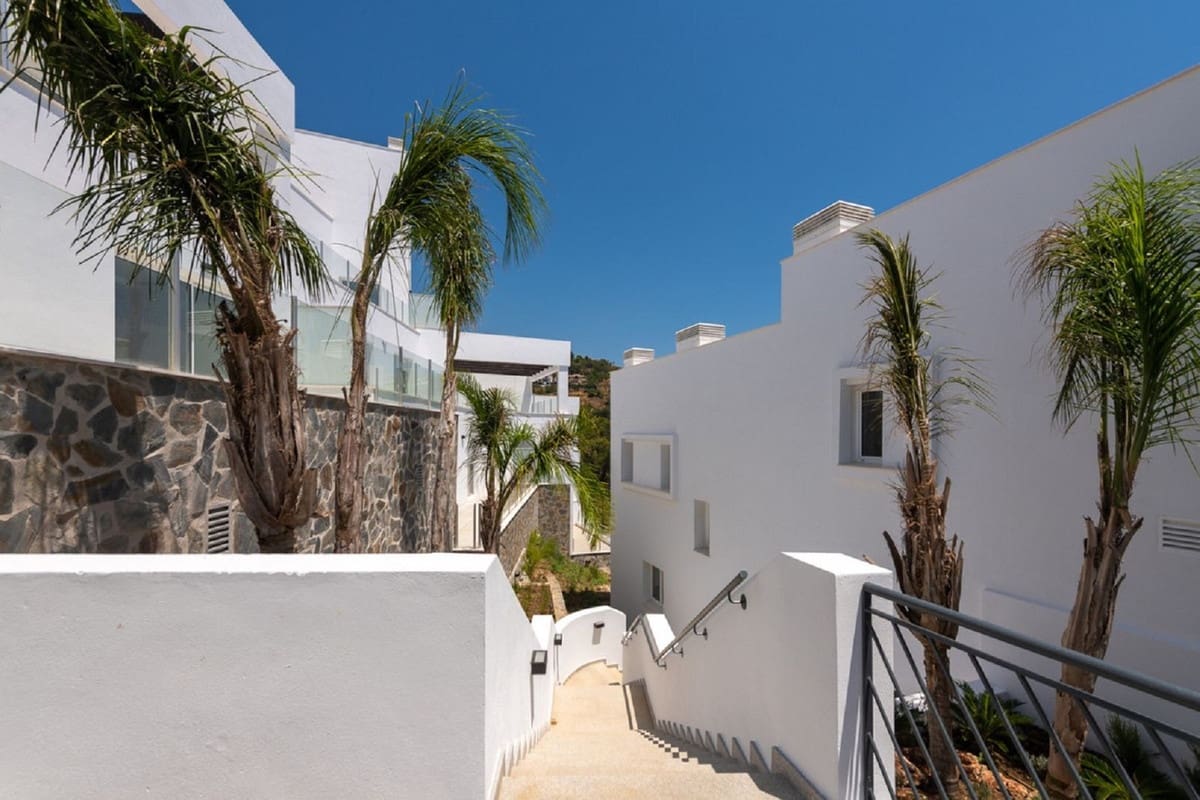 3 bedroom Penthouse for sale in Los Monteros with pool garage - € 695,000 (Ref: 9481447)