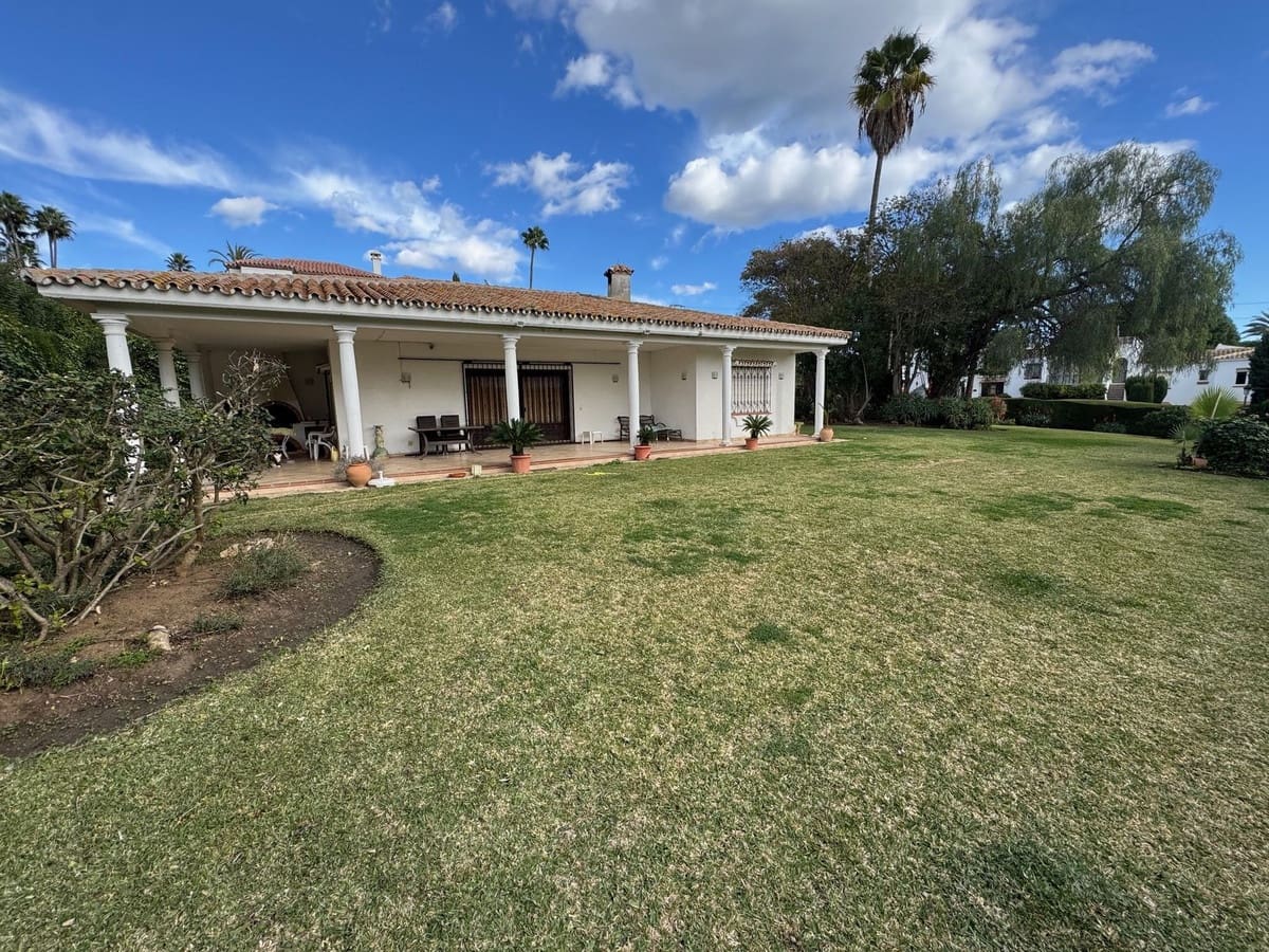 3 bedroom Villa for sale in El Paraiso with garage - € 1,375,000 (Ref: 9494167)