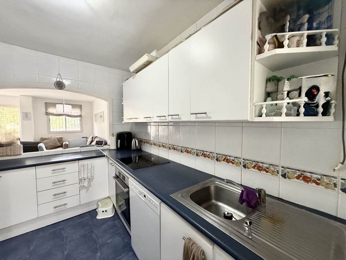 2 bedroom Apartment for sale in Calahonda with pool garage - € 310,000 (Ref: 9553172)