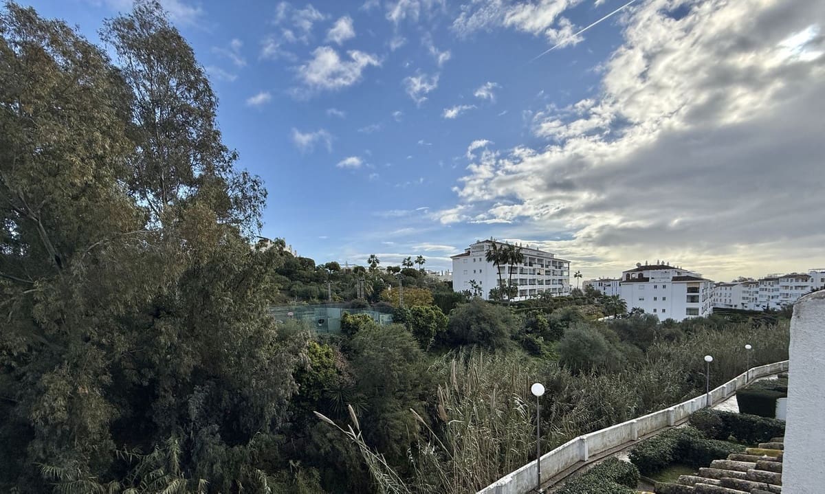 2 bedroom Apartment for sale in Calahonda with pool garage - € 310,000 (Ref: 9553172)