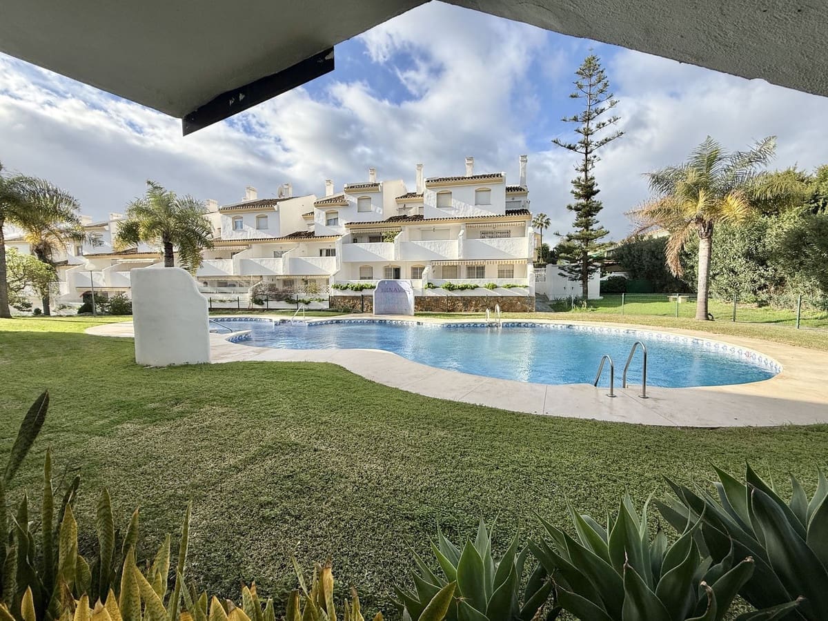 2 bedroom Apartment for sale in Calahonda with pool garage - € 310,000 (Ref: 9553172)