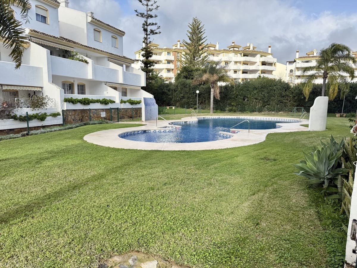 2 bedroom Apartment for sale in Calahonda with pool garage - € 310,000 (Ref: 9553172)