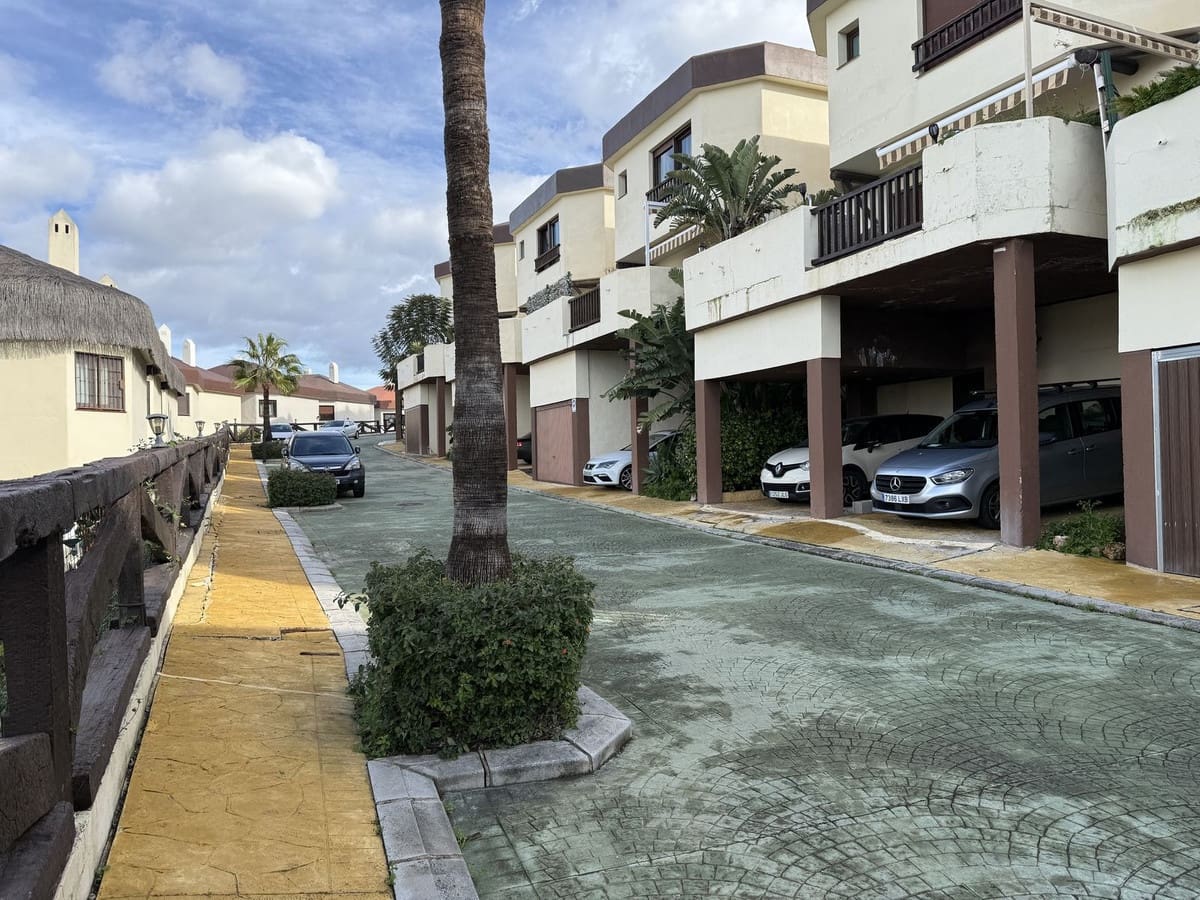 3 makuuhuone Huvila myytävänä paikassa Riviera del Sol mukana uima-altaan 
autotalli - 595 000 € (Ref: 9585027)