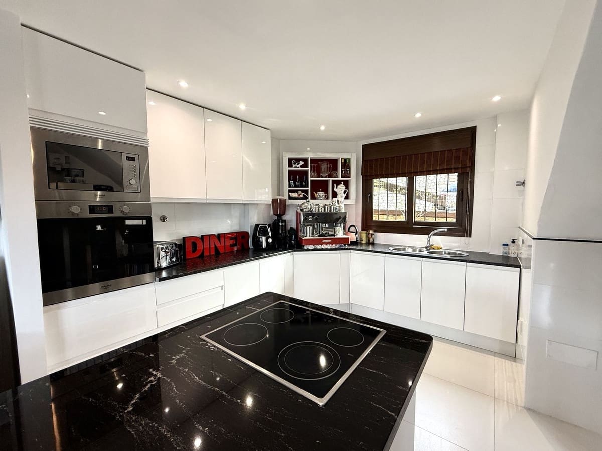 3 bedroom Villa for sale in Riviera del Sol with pool garage - € 595,000 (Ref: 9585027)