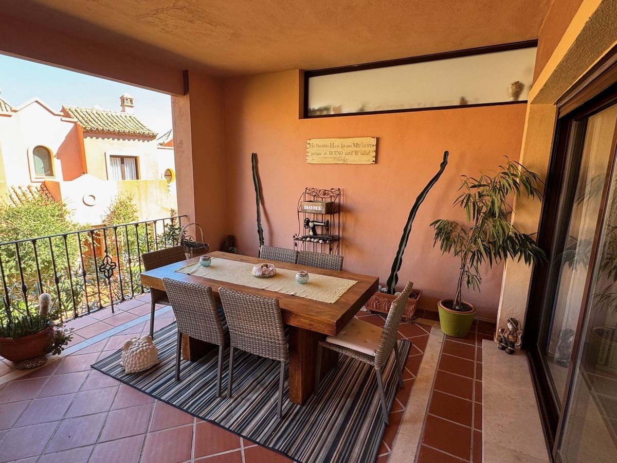 4 soveværelse Byhus til salg i Estepona med swimmingpool garage - € 665.000 (Ref: 9629643)