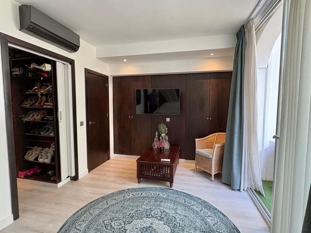 Apartamento de 2 habitaciones en La Quinta, Benahavís en venta con piscina - 625.000 € (Ref: 9646785)