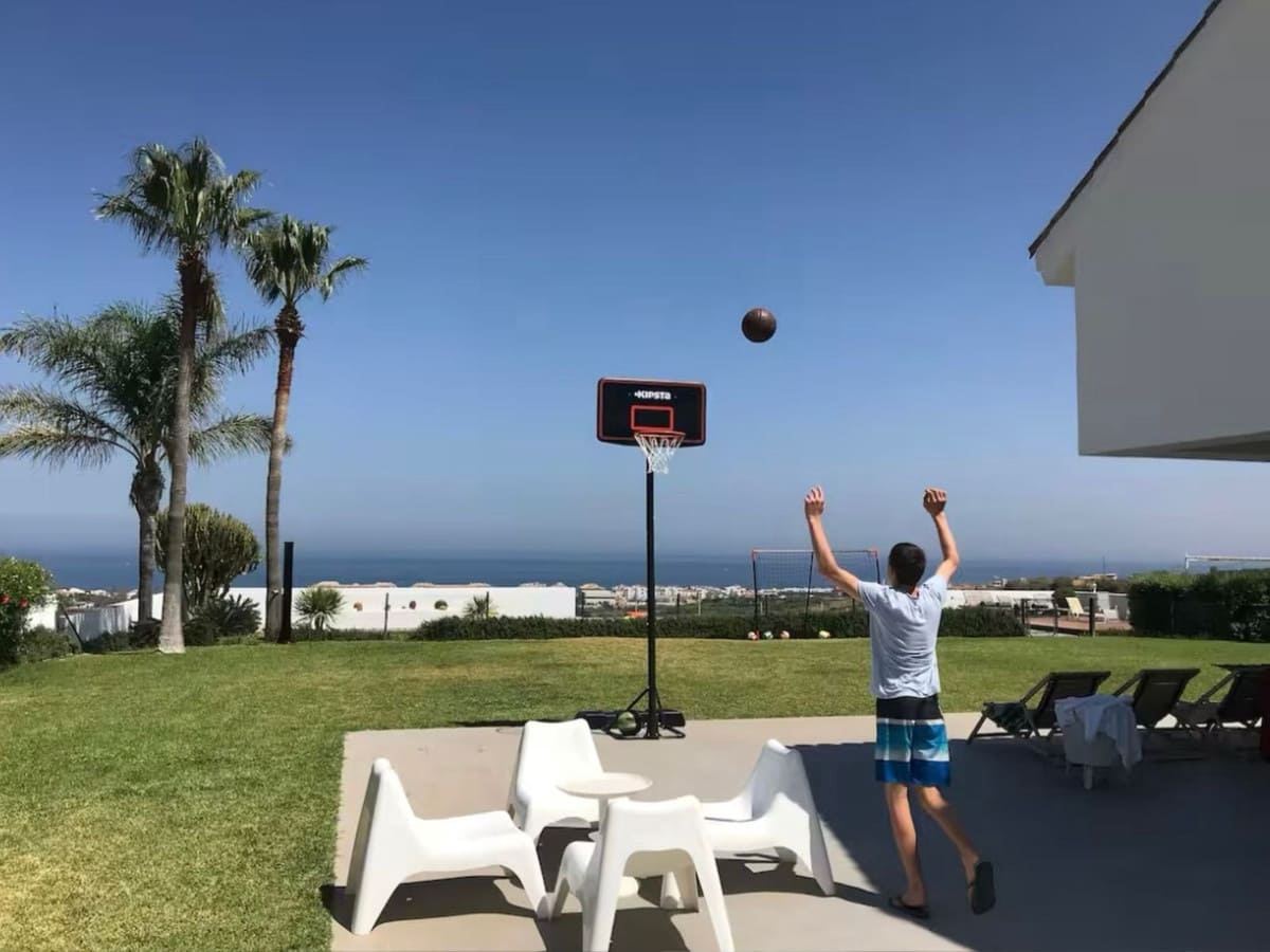 6 bedroom Villa for sale in Manilva with pool garage - € 2,500,000 (Ref: 9677908)