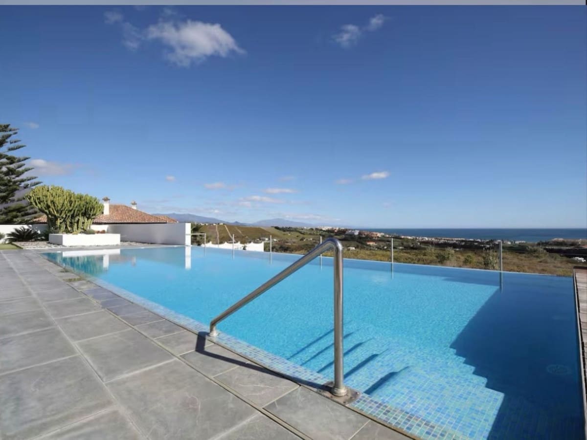 Chalet de 6 habitaciones en Manilva en venta con piscina garaje - 2.500.000 € (Ref: 9677908)