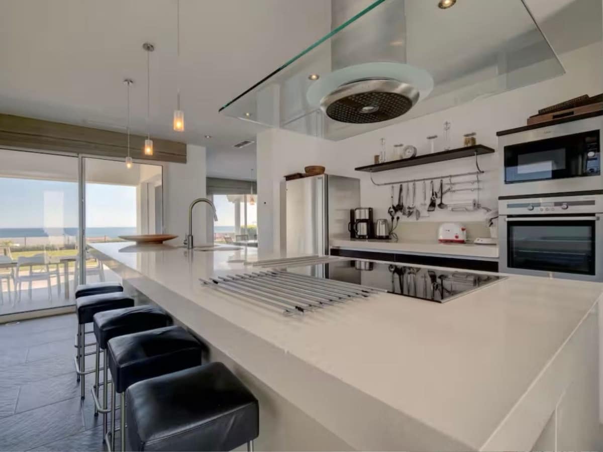 6 bedroom Villa for sale in Manilva with pool garage - € 2,975,000 (Ref: 9677908)