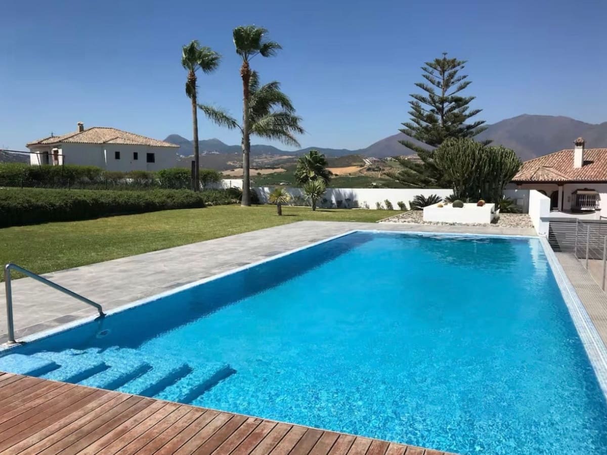 6 bedroom Villa for sale in Manilva with pool garage - € 2,975,000 (Ref: 9677908)