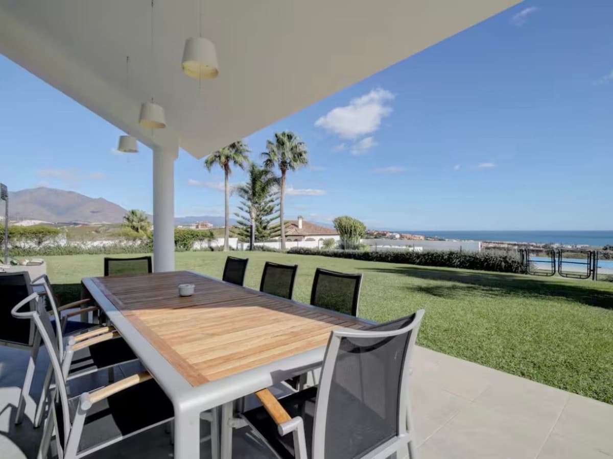 6 bedroom Villa for sale in Manilva with pool garage - € 2,975,000 (Ref: 9677908)