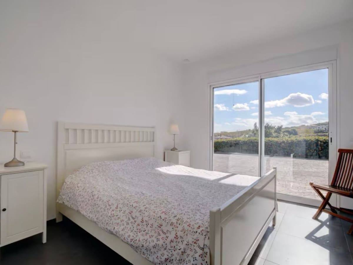 6 bedroom Villa for sale in Manilva with pool garage - € 2,975,000 (Ref: 9677908)