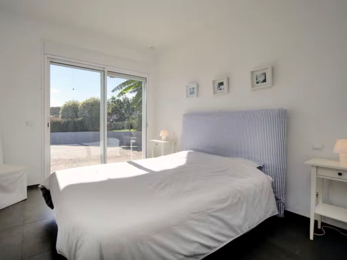 6 bedroom Villa for sale in Manilva with pool garage - € 2,975,000 (Ref: 9677908)