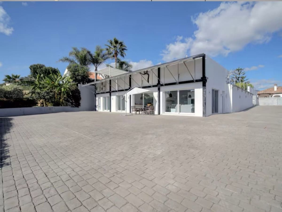 6 bedroom Villa for sale in Manilva with pool garage - € 2,975,000 (Ref: 9677908)