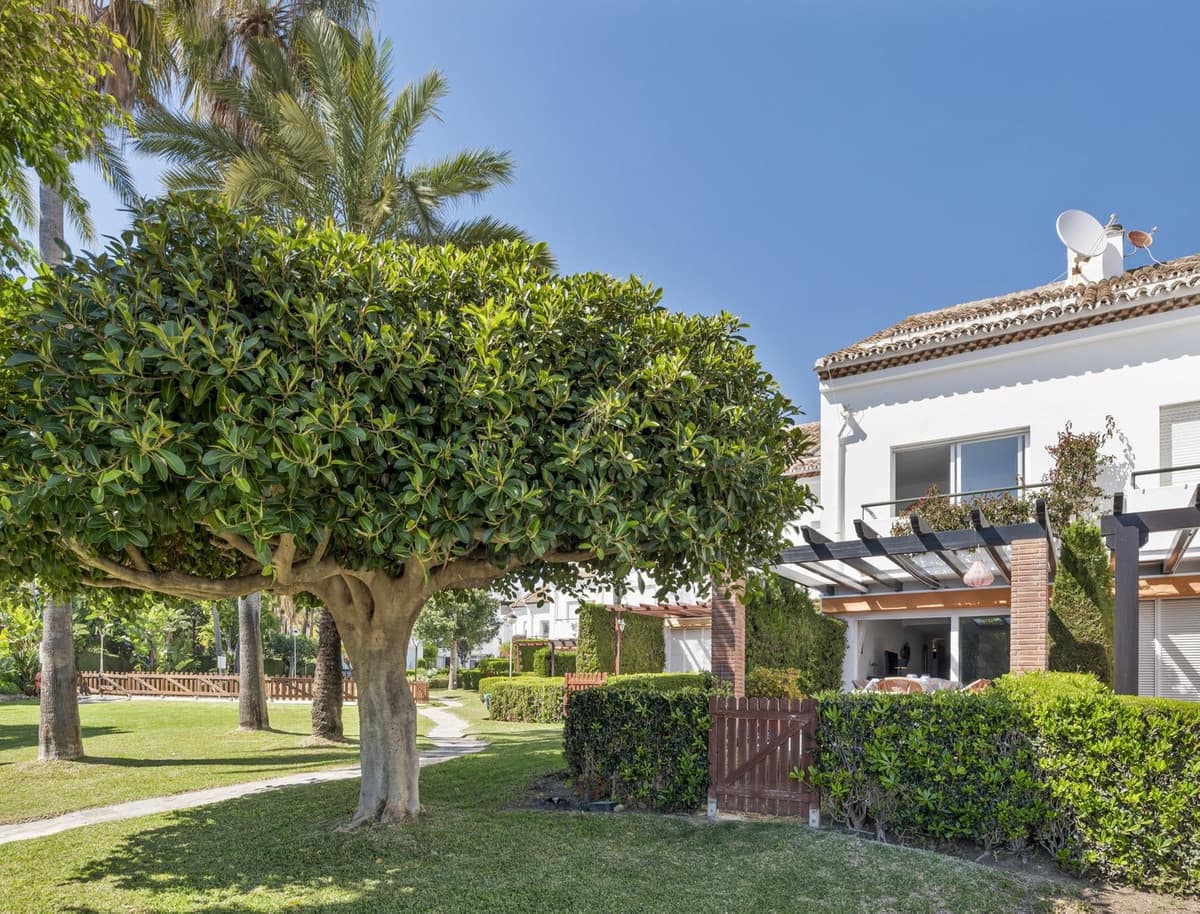 3 soveværelse Byhus til salg i Estepona med swimmingpool - € 619.000 (Ref: 9736170)