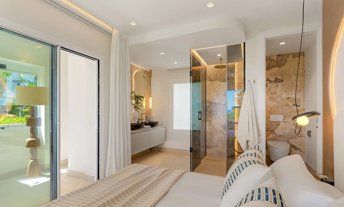 Apartamento de 3 habitaciones en Estepona en venta con piscina garaje - 1.495.000 € (Ref: 9802676)