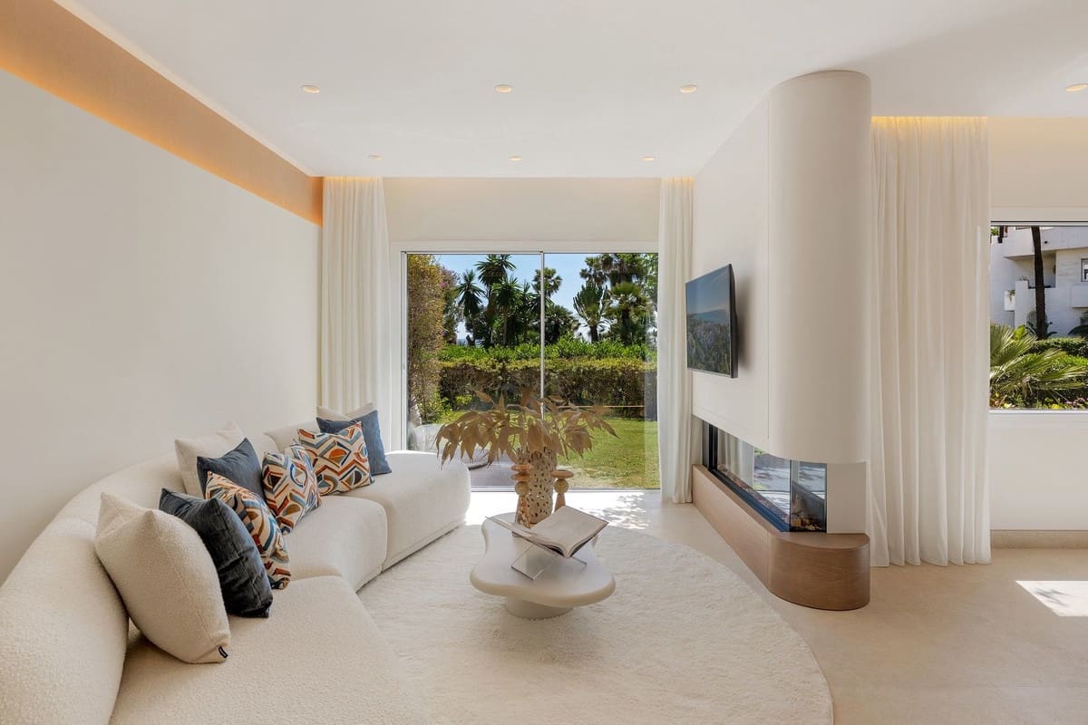 Apartamento de 3 habitaciones en Estepona en venta con piscina garaje - 1.495.000 € (Ref: 9802676)