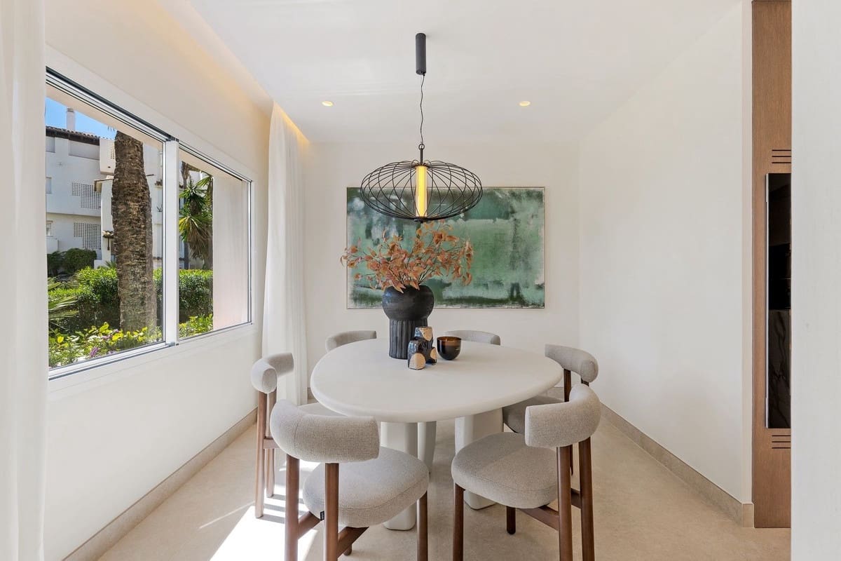 Apartamento de 3 habitaciones en Estepona en venta con piscina garaje - 1.495.000 € (Ref: 9802676)