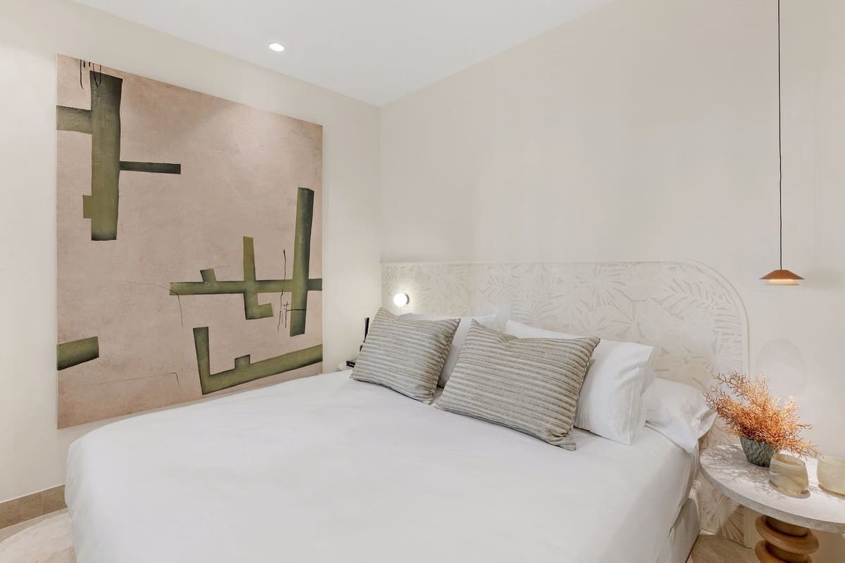 Apartamento de 3 habitaciones en Estepona en venta con piscina garaje - 1.495.000 € (Ref: 9802676)