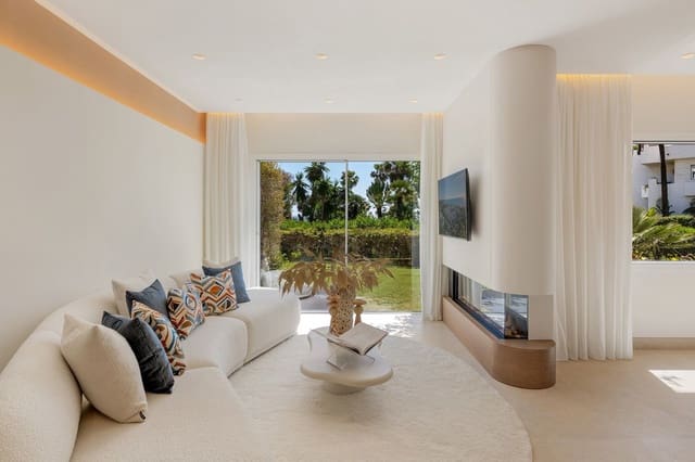 Apartamento de 3 habitaciones en Estepona en venta con piscina garaje - 1.495.000 € (Ref: 9802676)