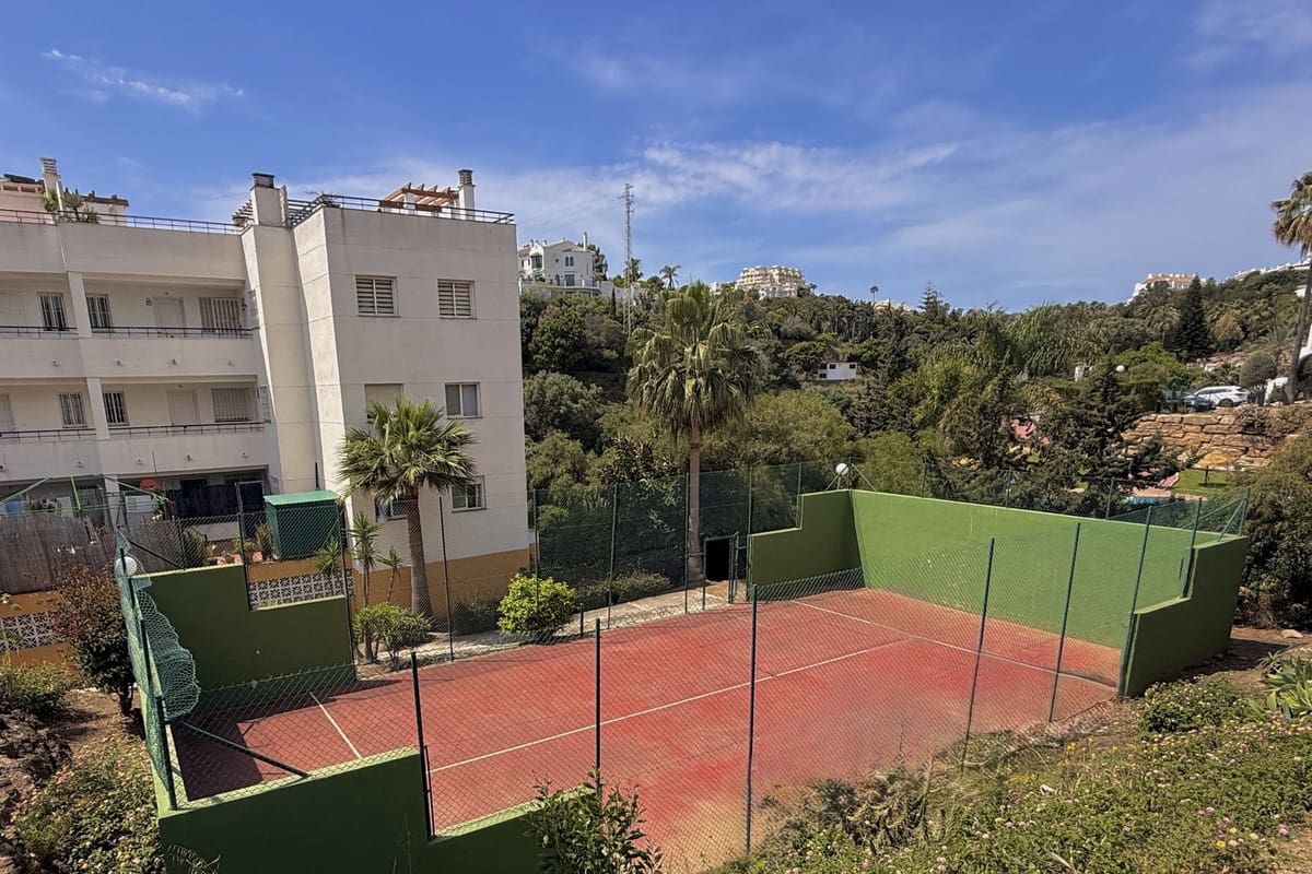 3 bedroom Apartment for sale in Riviera del Sol with pool - € 299,995 (Ref: 9821593)