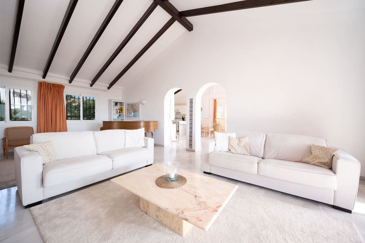 4 bedroom Villa for sale in Elviria with garage - € 850,000 (Ref: 9838292)