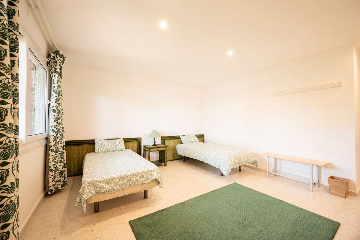 4 bedroom Villa for sale in Elviria with garage - € 850,000 (Ref: 9838292)