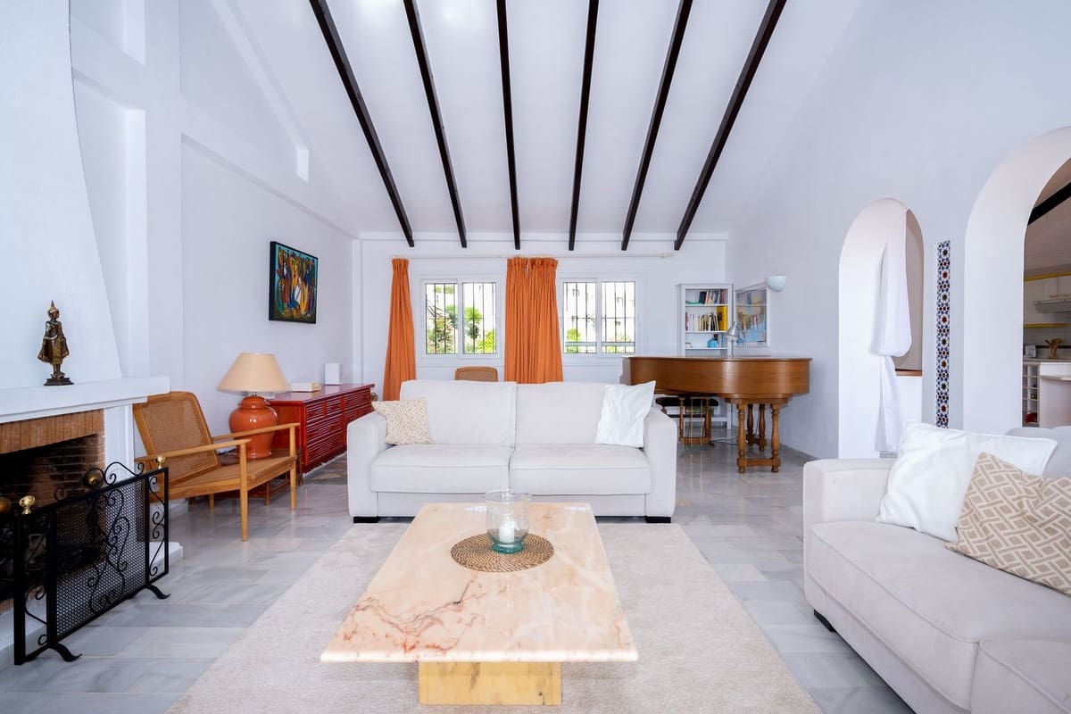 4 bedroom Villa for sale in Elviria with garage - € 850,000 (Ref: 9838292)