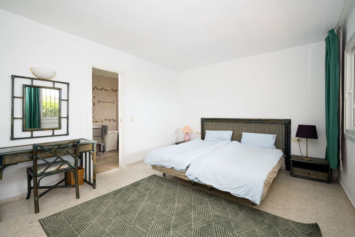 4 bedroom Villa for sale in Elviria with garage - € 850,000 (Ref: 9838292)