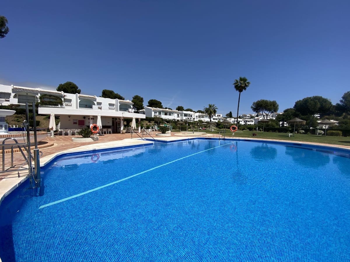2 soverom Leilighet til salgs i Malaga by med svømmebasseng garasje - € 365 000 (Ref: 9911854)