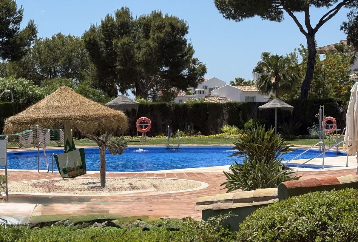 2 soverom Leilighet til salgs i Malaga by med svømmebasseng garasje - € 365 000 (Ref: 9911854)