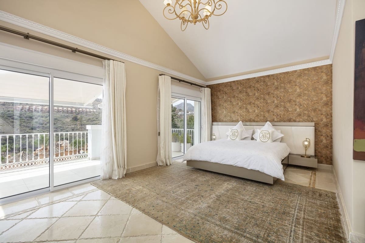 5 bedroom Villa for sale in Benahavis - € 2,295,000 (Ref: 9968859)