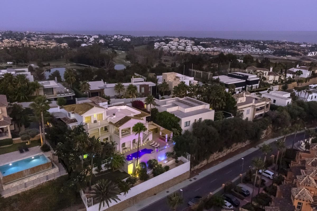 5 bedroom Villa for sale in Benahavis - € 2,295,000 (Ref: 9968859)
