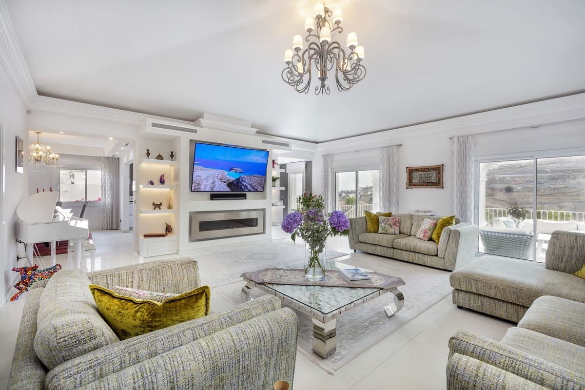 5 bedroom Villa for sale in Benahavis - € 2,295,000 (Ref: 9968859)