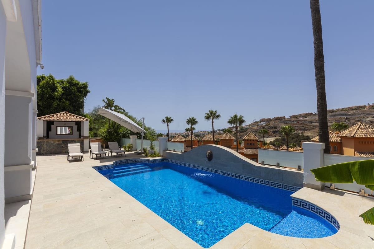 5 bedroom Villa for sale in Benahavis - € 2,295,000 (Ref: 9968859)