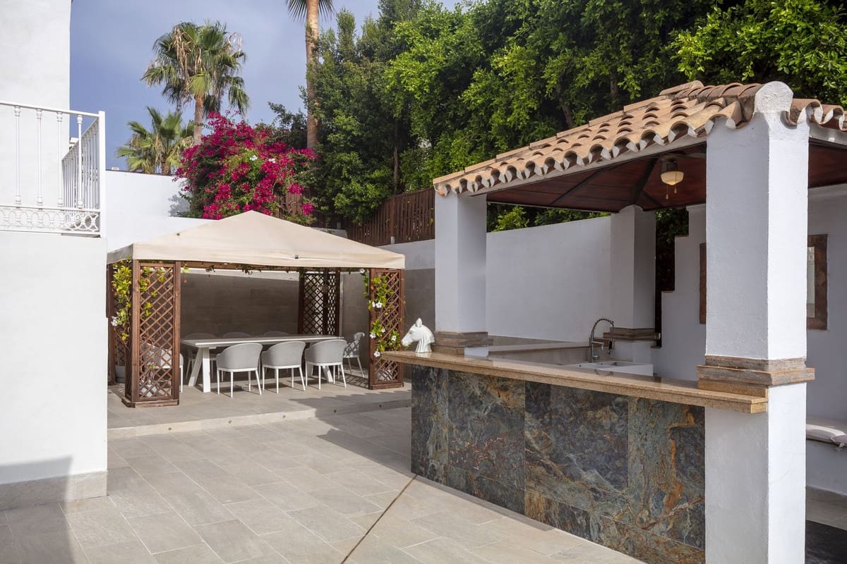 5 bedroom Villa for sale in Benahavis - € 2,295,000 (Ref: 9968859)